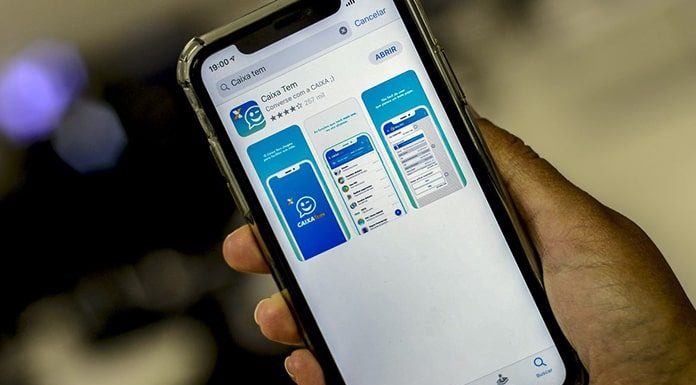 mão segurando um celular