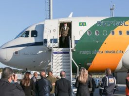 Presidente Bolsonaro descendo a escada do avião presidencial