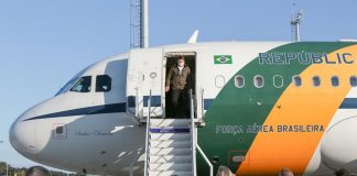 Presidente Bolsonaro descendo a escada do avião presidencial