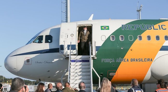 Presidente Bolsonaro descendo a escada do avião presidencial