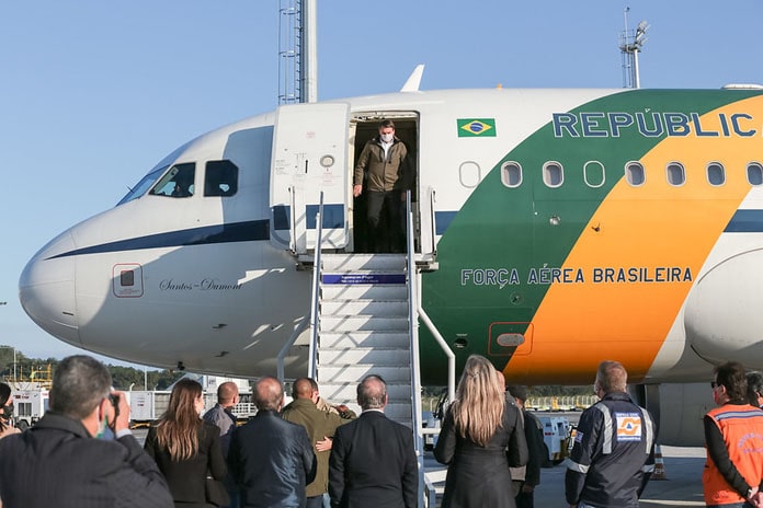 Presidente Bolsonaro descendo a escada do avião presidencial