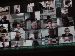 telão com transmissão de diversas pessoas