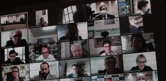 telão com transmissão de diversas pessoas