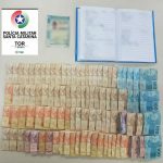 pacotes de dinheiro em cima de uma mesa