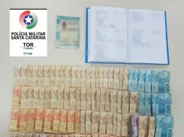Polícia Rodoviária Militar prende homem com dinheiro de tráfico pacotes de dinheiro em cima de uma mesa