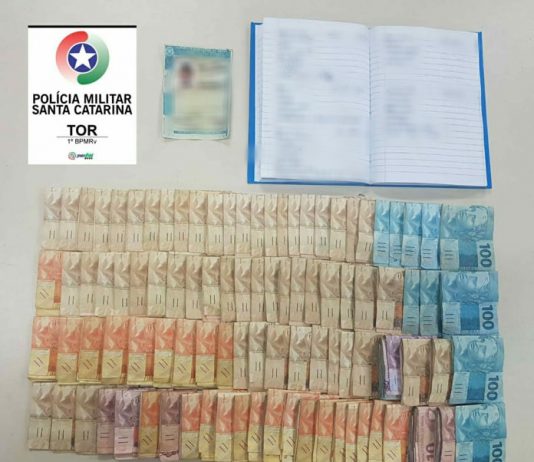 pacotes de dinheiro em cima de uma mesa