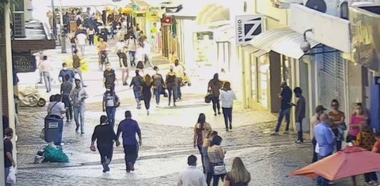 pessoas andando em calçadão do centro de florianópolis vistas do alto