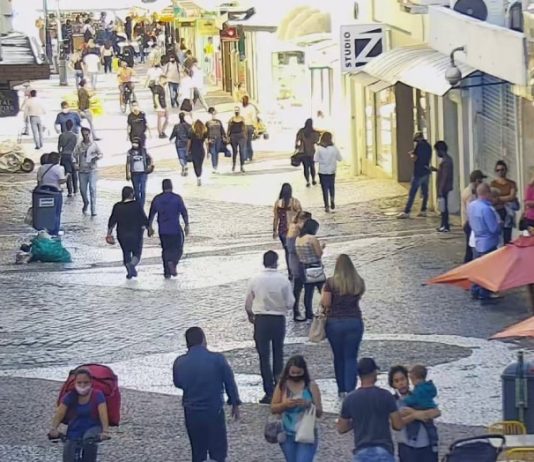 pessoas andando em calçadão do centro de florianópolis vistas do alto