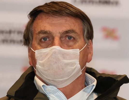 close em bolsonaro usando máscara