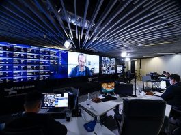 Senado aprova renegociação de débitos fiscais para empresas no Simples homens fazendo reunião virtual