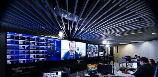 homens fazendo reunião virtual