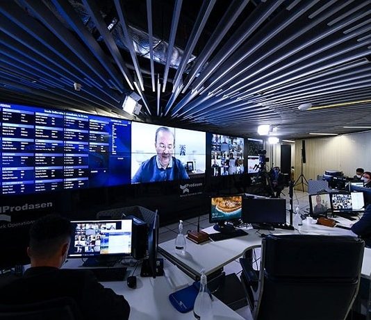 Senado aprova renegociação de débitos fiscais para empresas no Simples homens fazendo reunião virtual
