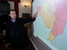 Governo de SC decreta novas medidas restritivas em sete regiões em situação gravíssima moisés aponta para um mapa de sc com escalas de cores por região de acordo com classificação de risco