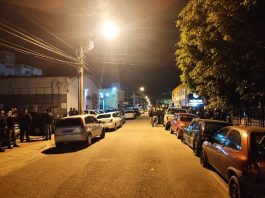 foto noturna de carros estacionados em rua