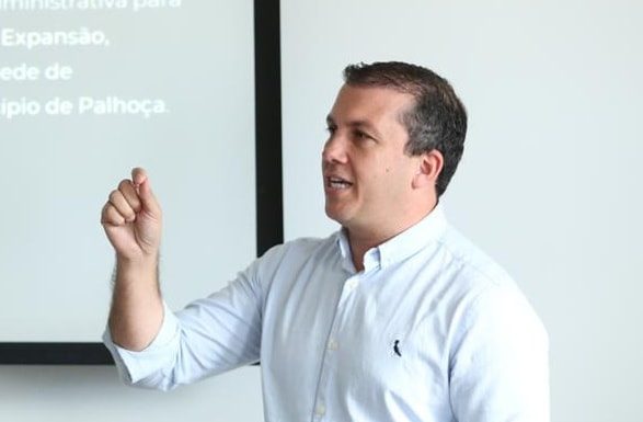 prefeito camilo martins com braço direito levantado gesticulando enquanto discursa