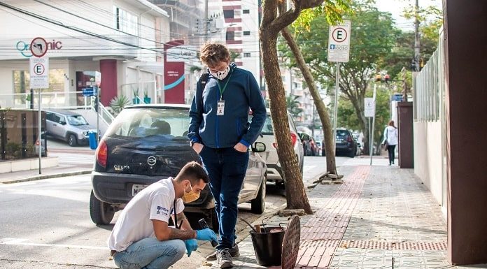 dois homens fiscalizando uma ligação de esgoto