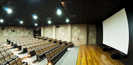 cadeiras vazias em teatro