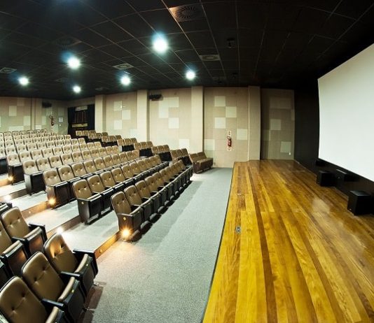 FCC abre inscrições para Prêmio Elisabete Anderle de Estímulo à Cultura 2020 cadeiras vazias em teatro