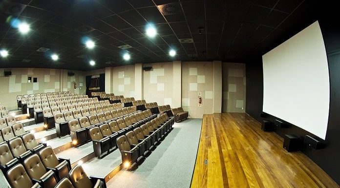 cadeiras vazias em teatro