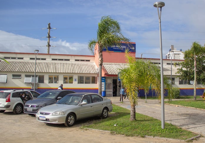 UBS_Roçado-min Fachada do prédio da unidade de saúde com carros estacionados na frente