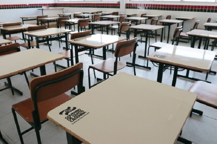 mesas vazias em sala de aula