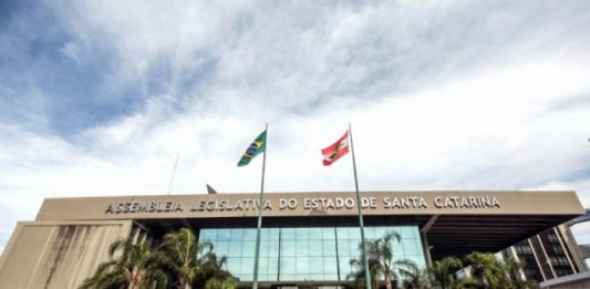 Alesc aprova reajuste de 7% no salário mínimo regional Palácio Barriga Verde - sede da Alesc