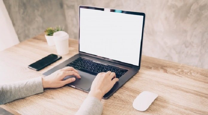 mãos de uma mulher digitando em um notebook