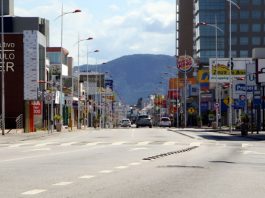 Avenida Presidente Kennedy será reasfaltada em agosto avenida presidente kennedy praticamente vazia; com comércios e prédios em volta