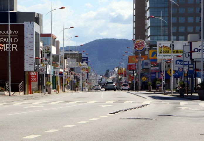 avenida presidente kennedy praticamente vazia; com comércios e prédios em volta