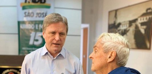 Belmiro cumpriu sua missão com excelência dário fala em gravador segurado por belmiro, ambos em pé no plenário da câmara de são josé