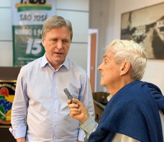 Belmiro cumpriu sua missão com excelência dário fala em gravador segurado por belmiro, ambos em pé no plenário da câmara de são josé