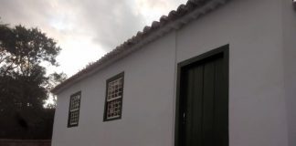 lateral da fachada da casa do vigário restaurada