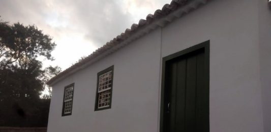 Restauro da Casa do Vigário conclui o roteiro tradicional da Lagoa da Conceição lateral da fachada da casa do vigário restaurada