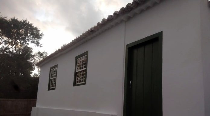 lateral da fachada da casa do vigário restaurada
