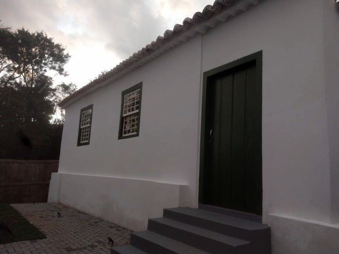 lateral da fachada da casa do vigário restaurada