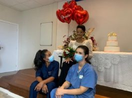 Servidores organizam casamento de paciente dentro do Hospital Celso Ramos, em Florianópolis duas mulheres vestindo uniforme azul e uma mulher vestindo um vestido branco