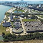 foto aérea da estação de tratamento de esgoto na cabeceira da ponte pedro ivo, mostrando o centro e continente ao fundo