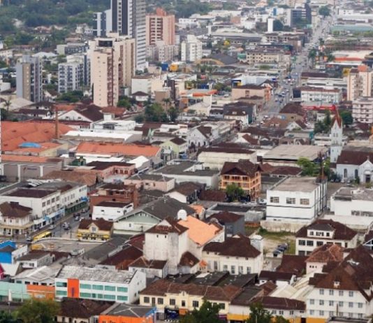 Justiça nega pedido de lockdown no município de Joinville por mais 14 dias cidade de joinville com centenas de casas e prédios em área plana vista do alto
