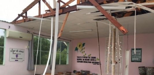 sala de aula com metade do teto desabado