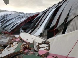 Ciclone em SC: 412 escolas tiveram estragos, 57 na Grande Florianópolis ginásio de escola destruído com escombros de alvenaria e o galpão desabado