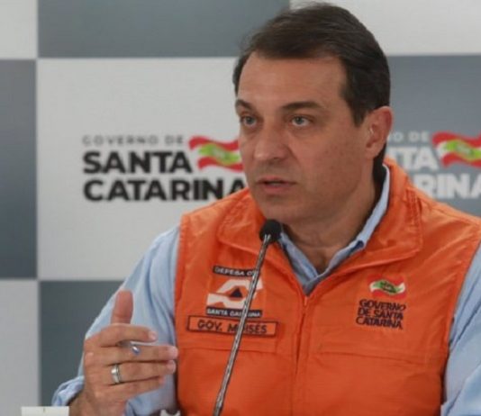 Moisés lança nota a respeito das declarações do presidente do TCE carlso moisés fala e gesticula em coletiva de imprensa usando colete da defesa civil