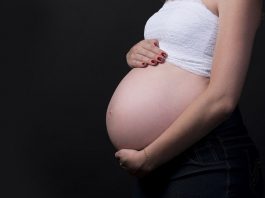 Gestantes vacinadas com AstraZeneca terão 2ª dose de outro fabricante mulher grávida vista de lado com barriga de fora e com as mãos em cima e embaixo