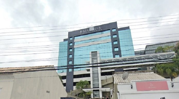 fachada do hospital baía sul vista do nível da rua em frente a entrada de carros