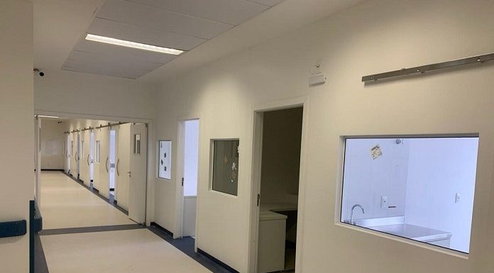 corredor do hospital tereza ramos vazio , com portas e janelas de vidro para o corredor