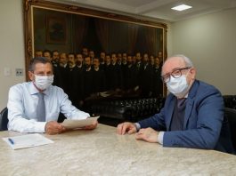 Reitor da UFSC vai à Alesc para rebater acusações de deputados contra a universidade garcia e balthazar usando máscaras sentados atrás de mesa olha para câmera; grande quatro ao fundo