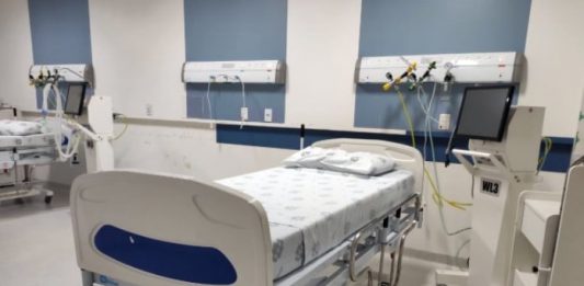 SC tem 115.032 casos de coronavírus, 102.143 recuperados e 1.696 mortes por Covid-19 cama de hospital arrumada com equipamentos ao lado