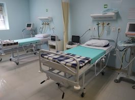 dois leitos de uti do hospital de biguaçu vazios e organizados com todos equipamentos