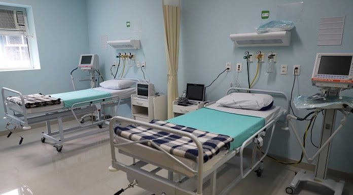 dois leitos de uti do hospital de biguaçu vazios e organizados com todos equipamentos