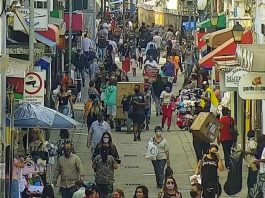 Grande Florianópolis perdeu 14,8 mil postos de trabalho no primeiro semestre pessoas andando no centro de florianópolis - trabalho empregos formais renda carteiras de trabalho santa catarina caged