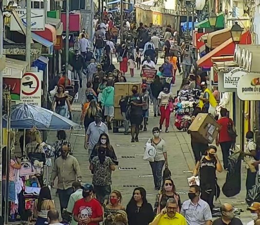 Grande Florianópolis perdeu 14,8 mil postos de trabalho no primeiro semestre pessoas andando no centro de florianópolis - trabalho empregos formais renda carteiras de trabalho santa catarina caged